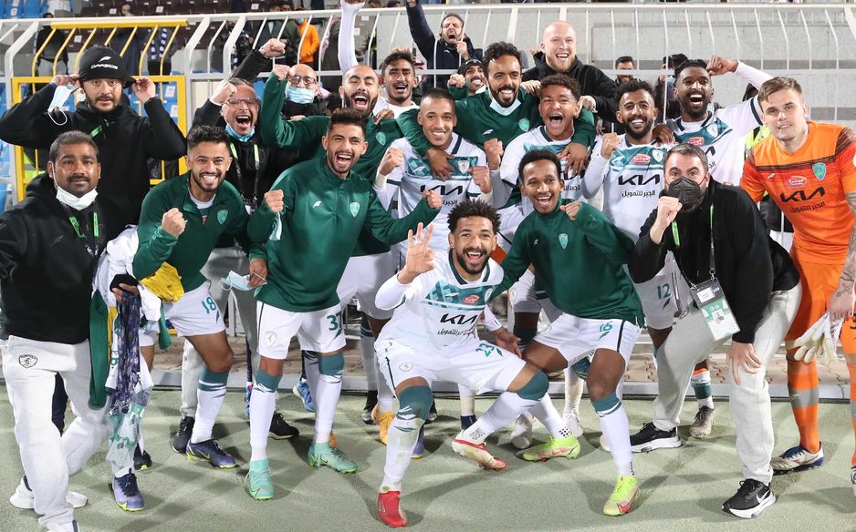 يحتفل المدرب المغربي محمد وهبي مع فريق الفتح بانتصار في ظروف صعبة على الهلال