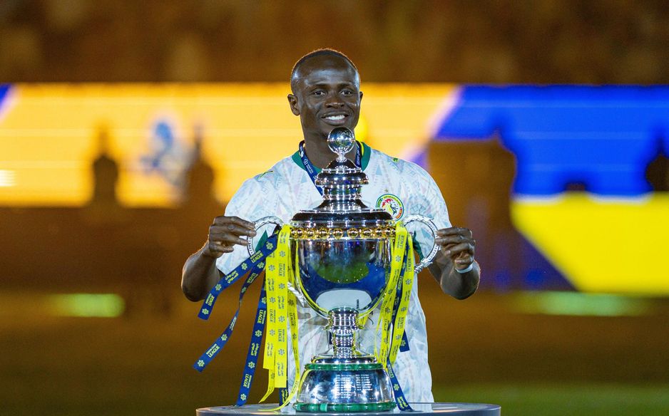 لاعب النصر ساديو ماني بقميص منتخب السنغال مع كأس دوري روشن السعودي