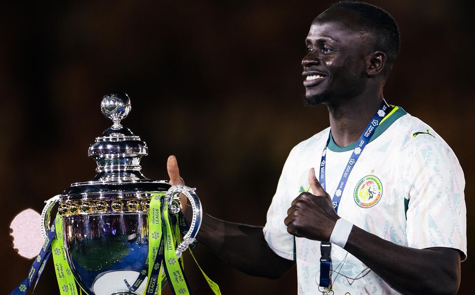 ساديو ماني يرتدي بفخر قميص السنغال أثناء تتويج النصر بدوري روشن السعودي