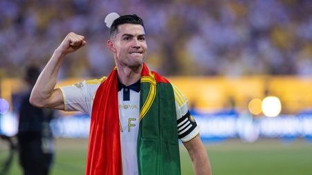 كريستيانو رونالدو متوشحاً بعلم البرتغال بعدما قاد النصر للتتويج بلقب دوري روشن السعودي