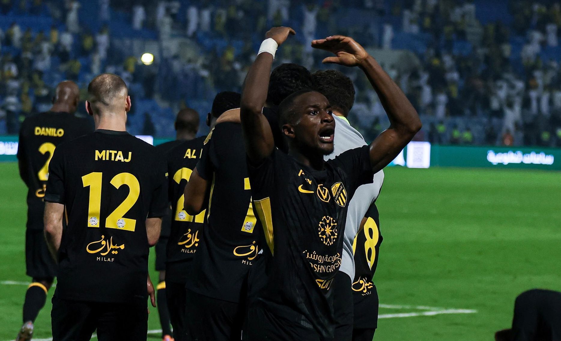 ديابي يحتفل بعودة الاتحاد الصعبة في مباراة الخليج