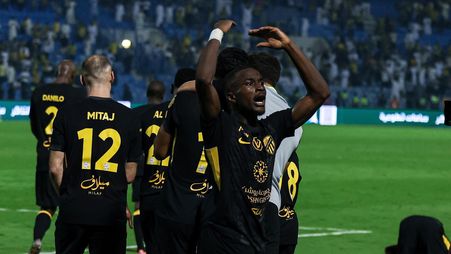 ديابي يحتفل بعودة الاتحاد الصعبة في مباراة الخليج