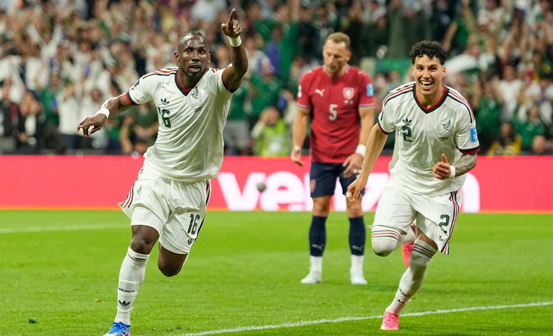 Julian Quinones scores for Mexico v Czechia at 2026 FIFA World Cup