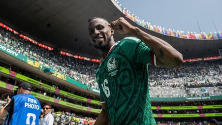 خوليان كينونيس محتفلًا بفوز المكسيك على جنوب إفريقيا في افتتاح كأس العالم 2026