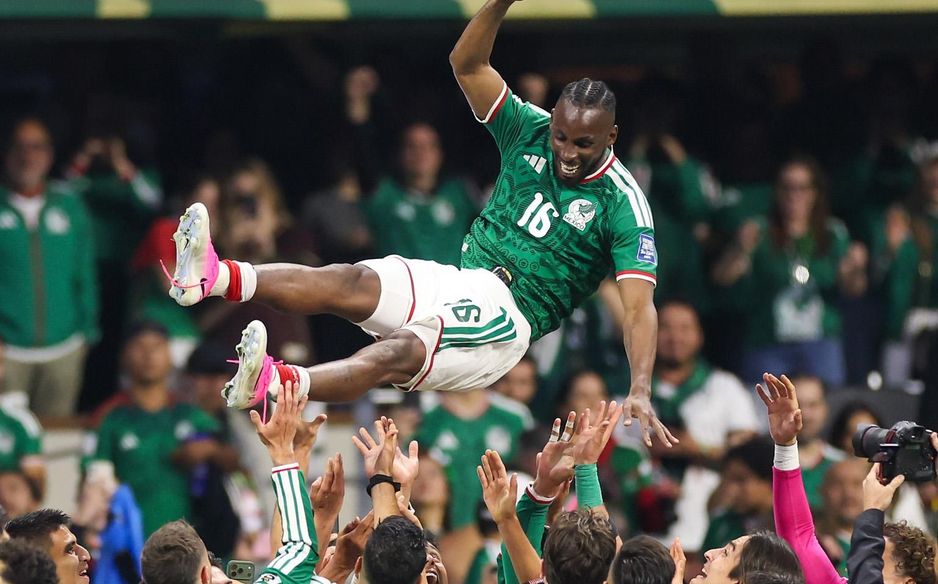 Mexico players toast Julian Quinones after Man of the Match display v Ecuador at FIFA World Cup