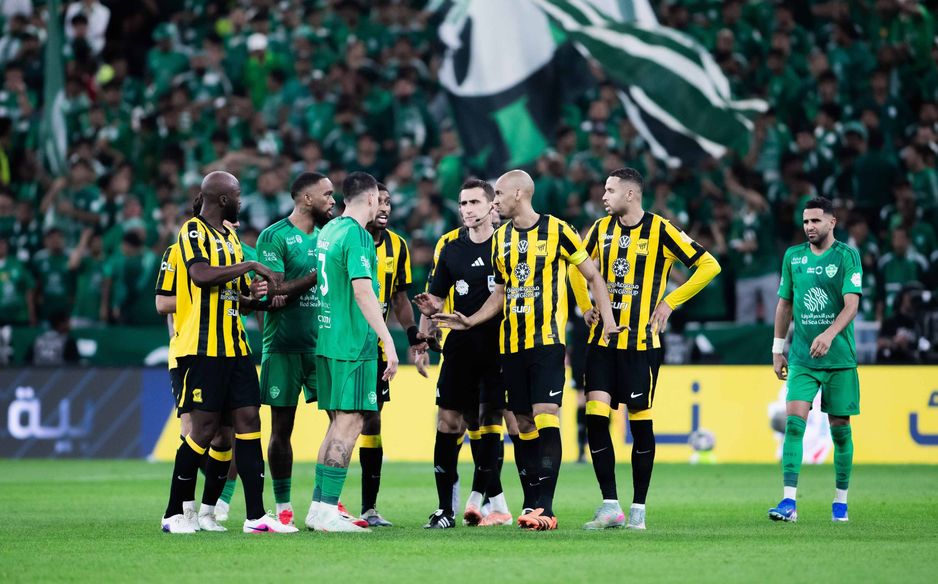 يتزامل إيبانيز وفابينيو بعد موسم مليء بالتحديات بينهما في ديربي البحر بين الأهلي والاتحاد