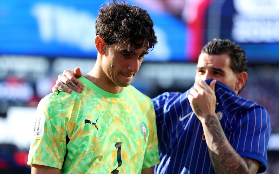 الفرنسي ثيو هيرنانديز يواسي زميله في الهلال الحارس المغربي ياسين بونو بعد خسارة ربع نهائي كأس العالم