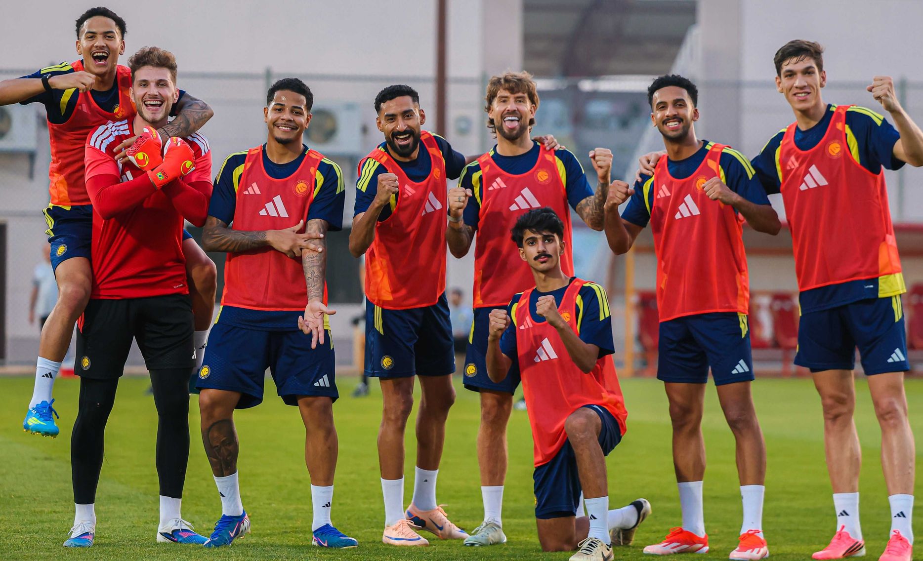 لاعبو النصر في معسكرهم الإعدادي بمدينة أبها