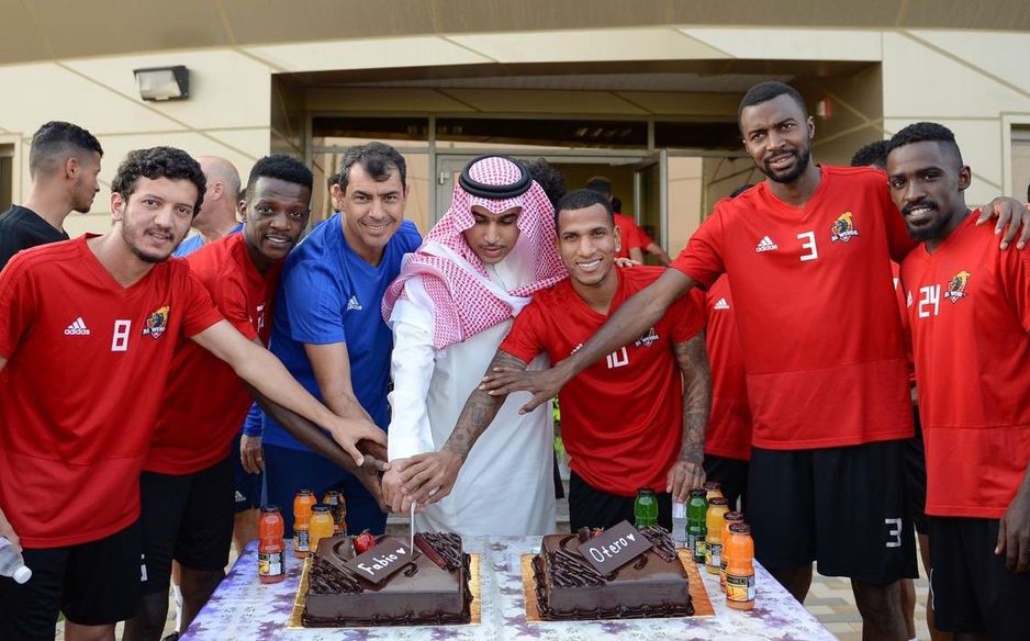 احتفال الوحدة بمدربه البرازيلي كاريلي ولاعبه الفنزويلي رومولو أوتيرو بعد الفوز بجائزتي أفضل مدرب ولاعب لشهر أكتوبر 2018