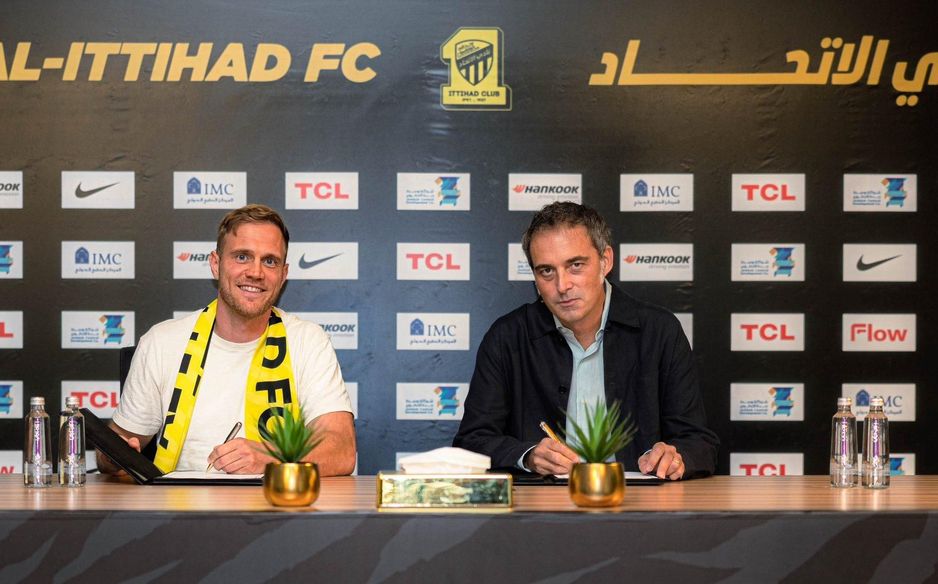 Jen Wissing (L) signing his contract as Al Ittihad's new manager