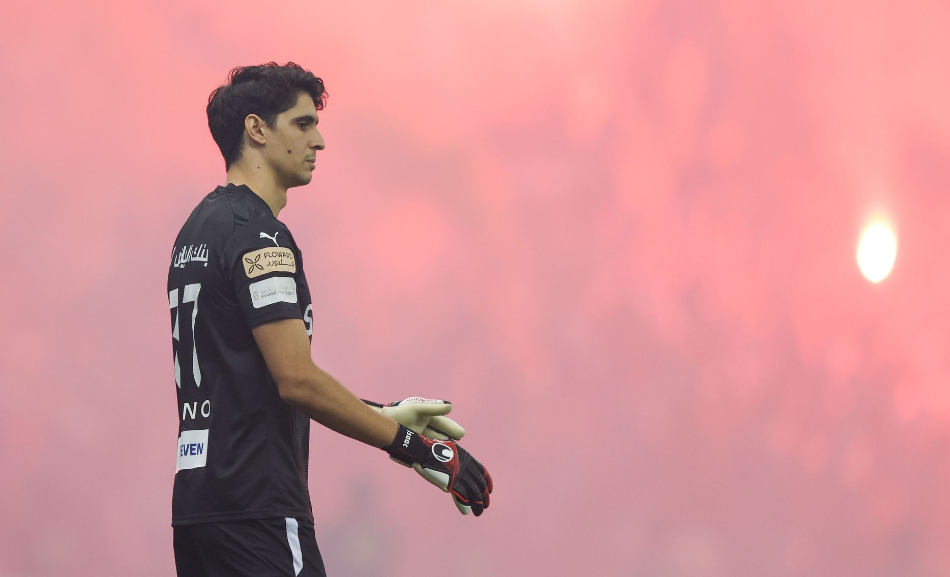 ياسين بونو في مباراة لفريقه الهلال أمام الأهلي