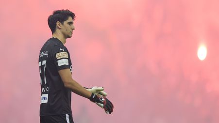 ياسين بونو في مباراة لفريقه الهلال أمام الأهلي
