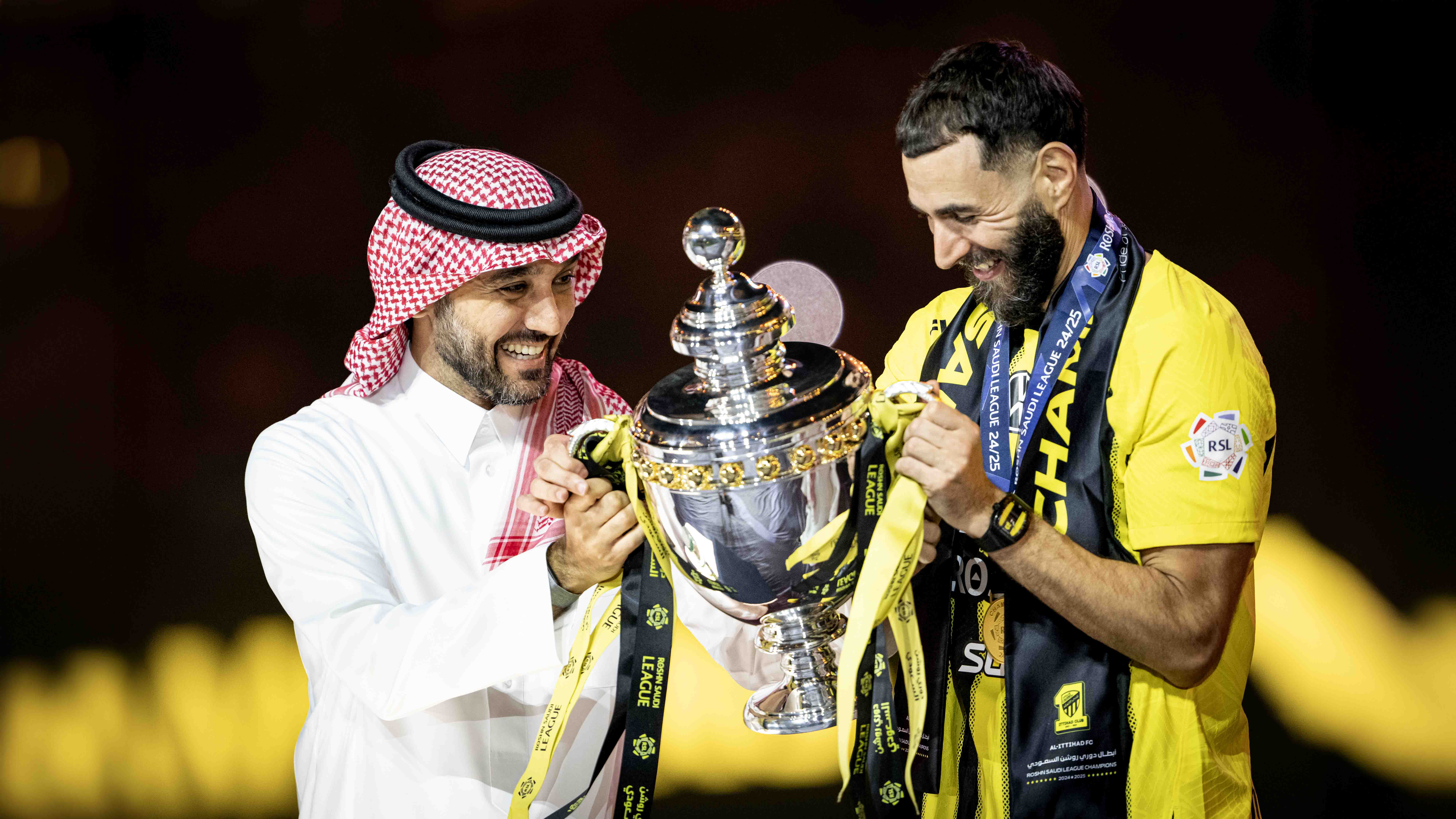 وزير الرياضة يتوج نادي الاتحاد بلقب دوري روشن السعودي 2024-2025