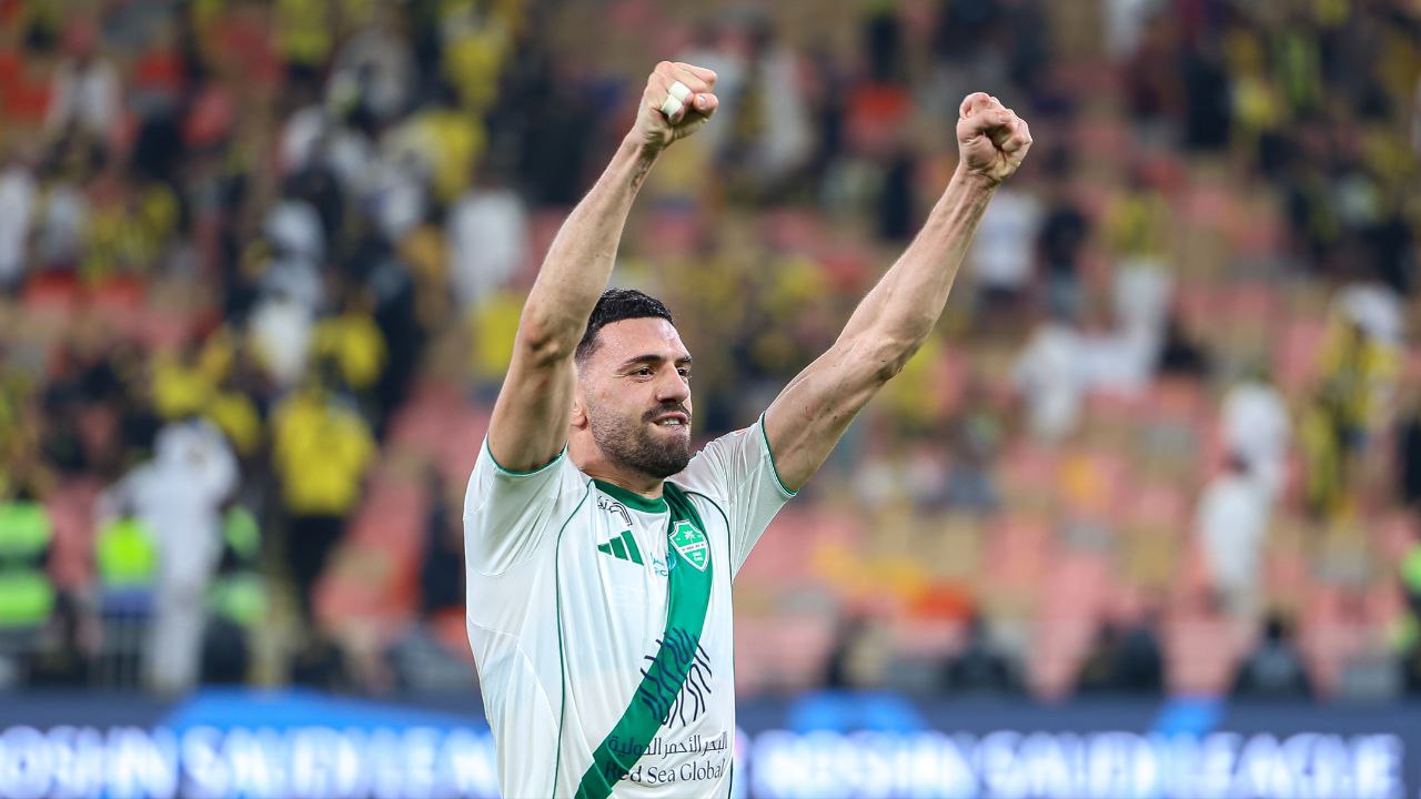 الأهلي السعودي يجدد عقد المدافع التركي ميريح ديميرال حتى 2029